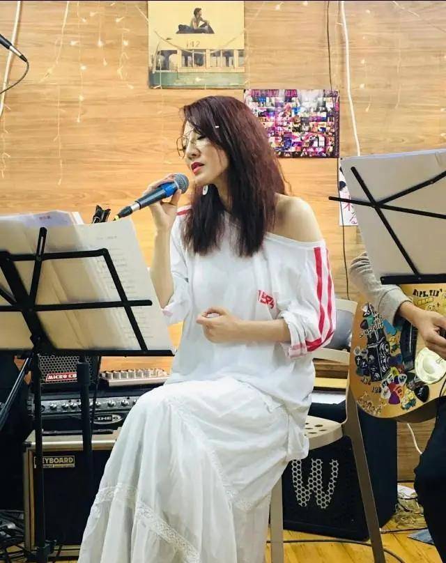 康华父母都是病人,医疗费不菲,这也是康华节约的重要原因.