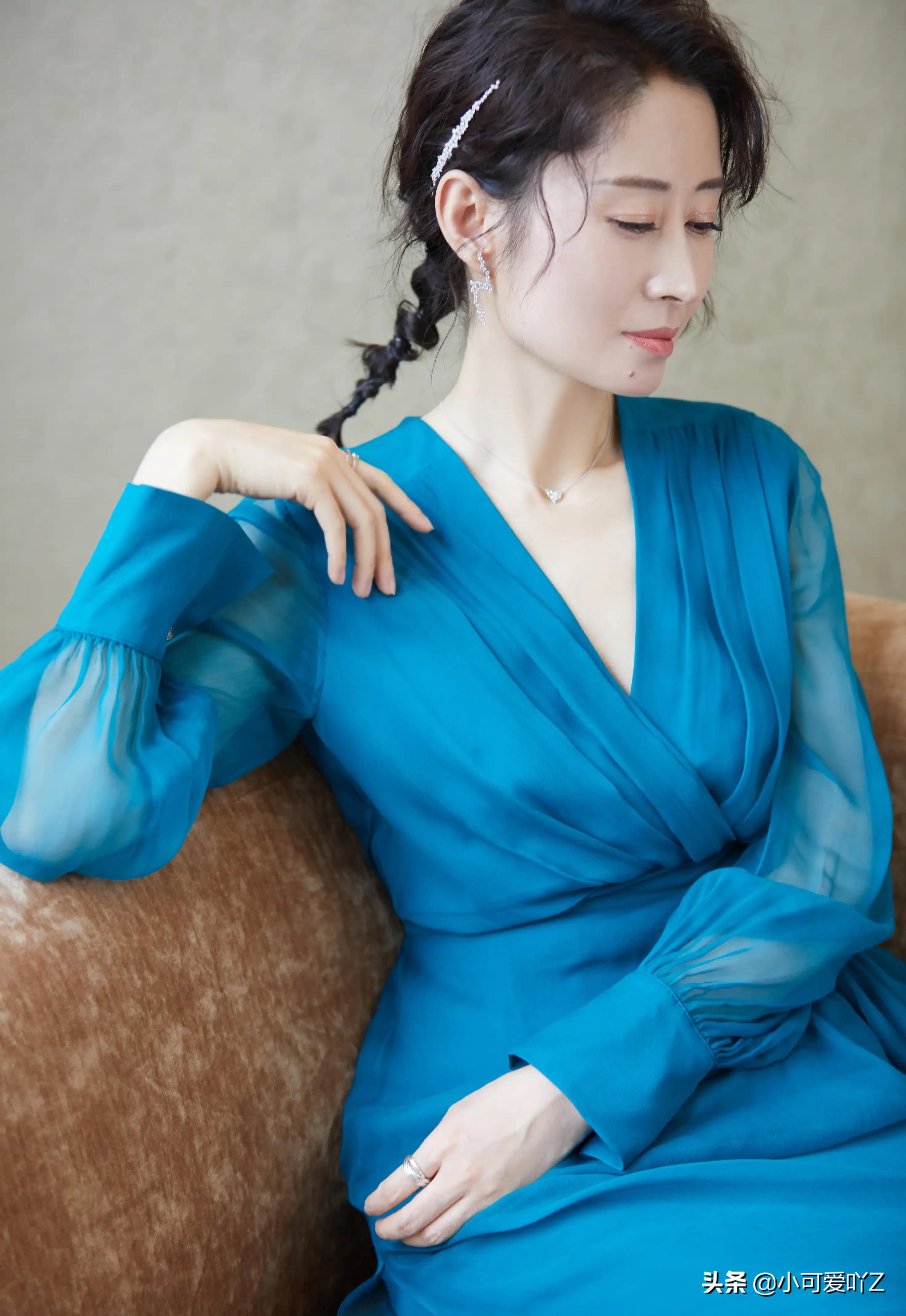 刘敏涛，裙装衬托出成熟女人的美