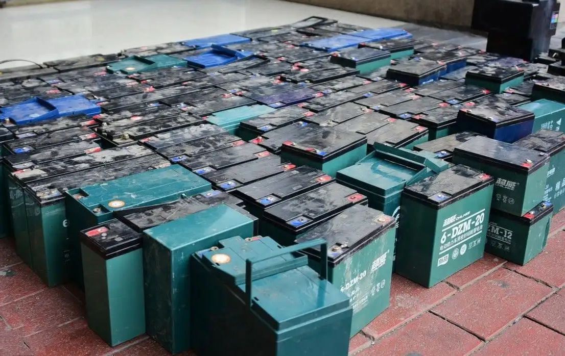 原因可分为两种,第一主流铅酸电池中含有重金属铅和电解质溶液等污染