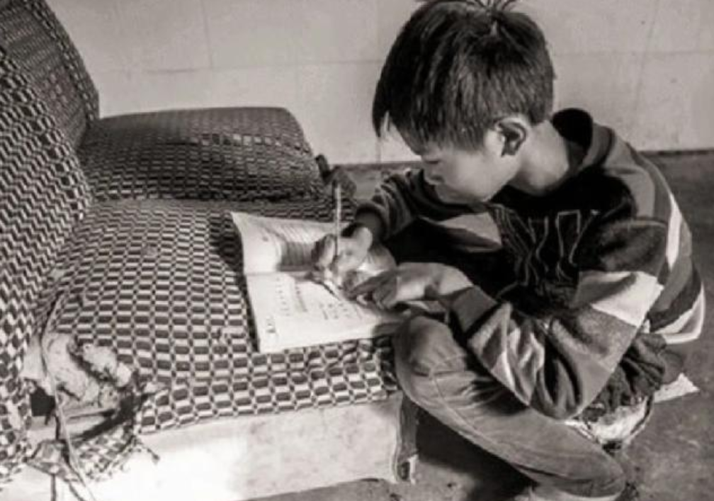 1982年，内蒙女教师花20元给学生买鞋，25年后，学生送房报答恩师