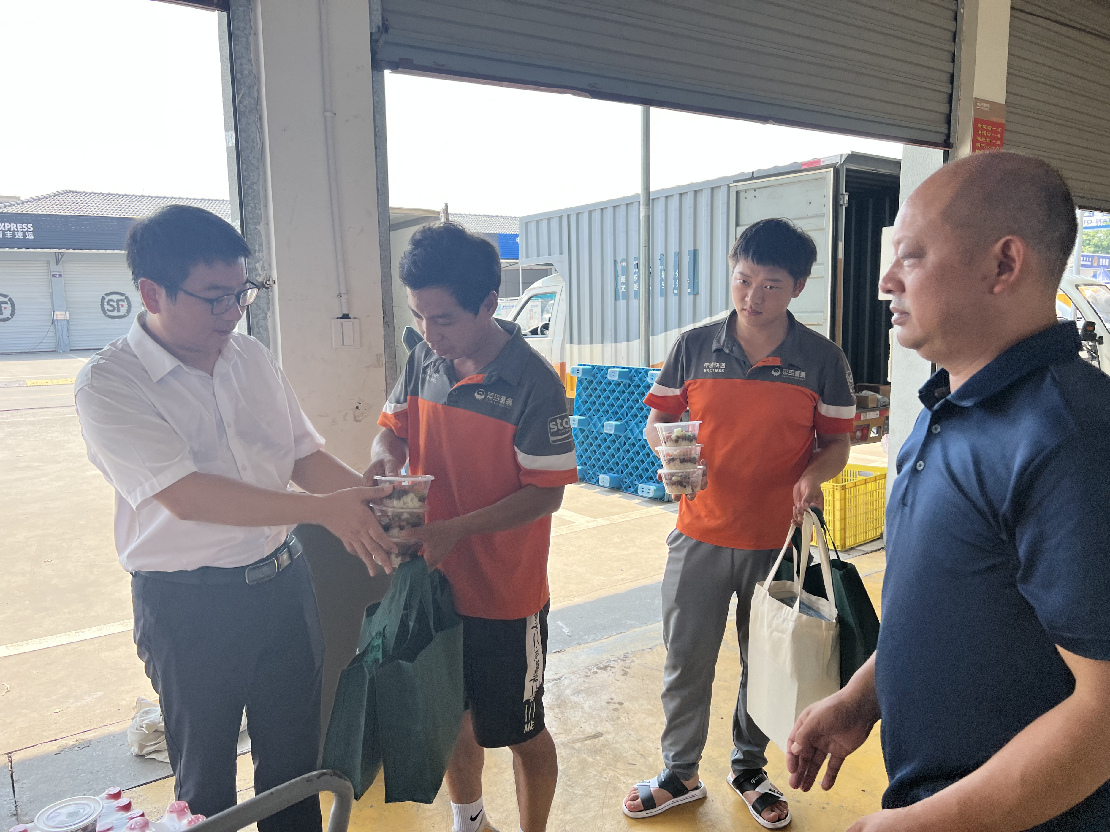 烈日炎炎送清凉 情系一线暖人心