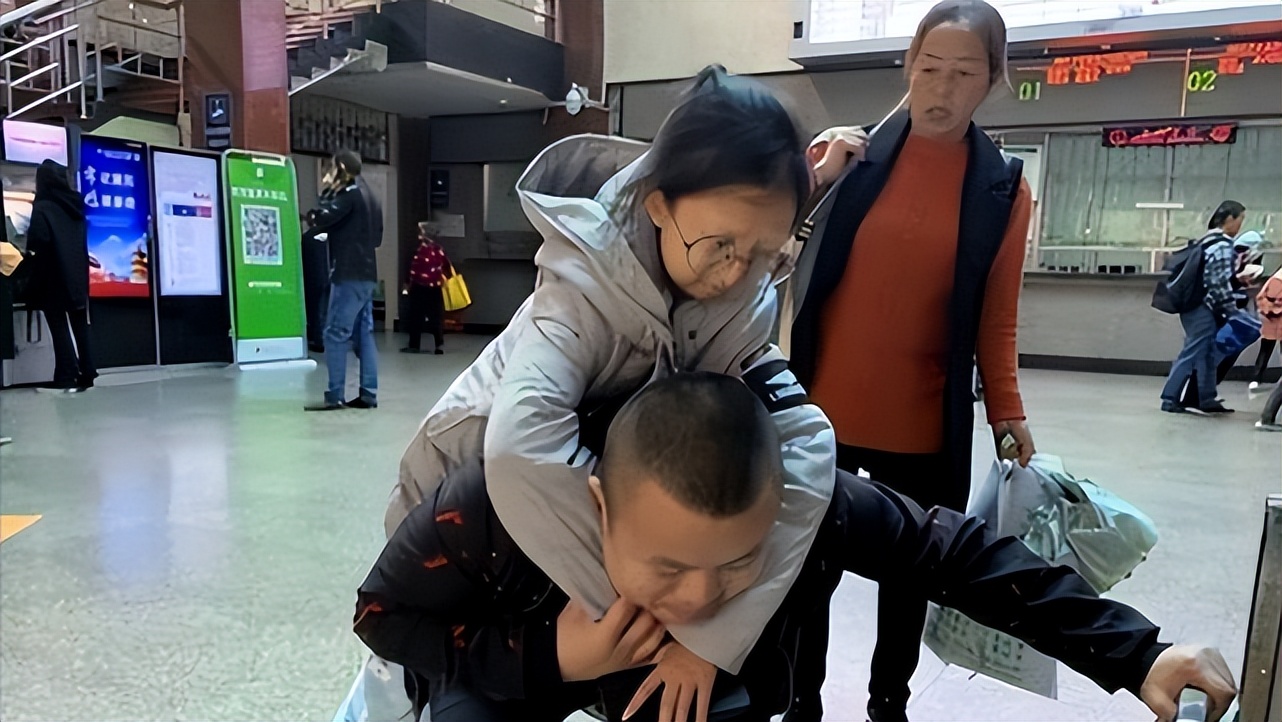 2020年，贵州24岁女大学生去世时仅43斤，为救弟弟一天花两块钱