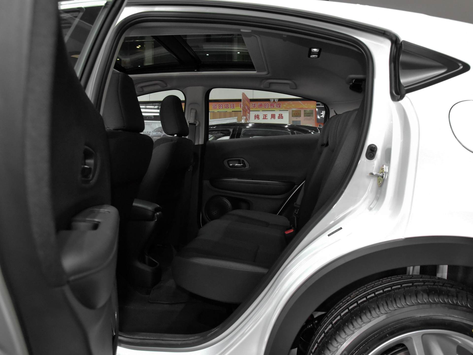 合资的小型SUV，悬浮扶手箱，10万出头，实拍缤智