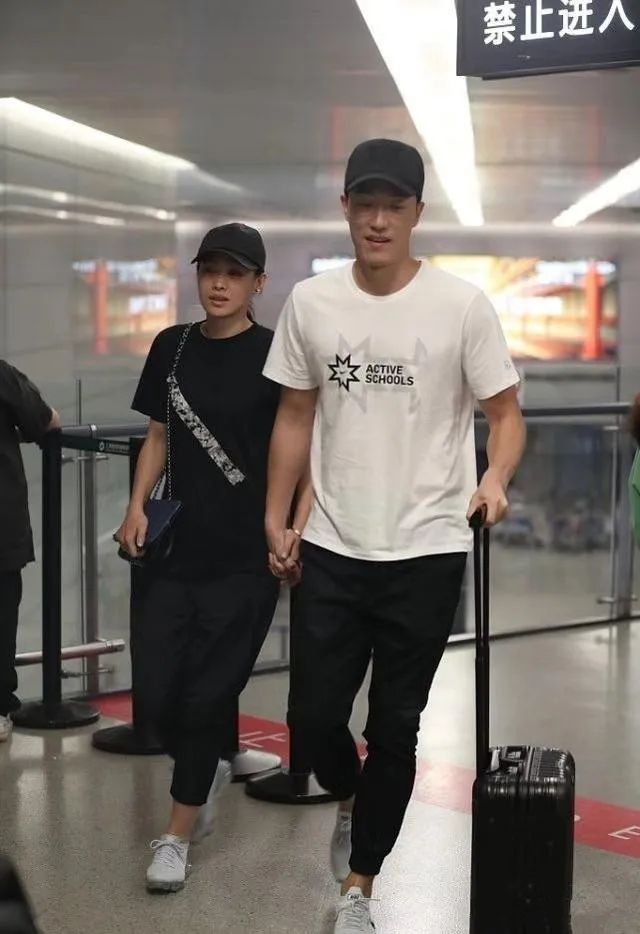 刘翔老婆真不简单，烂大街也穿出超模感，结婚6年仍牵手羡煞旁人