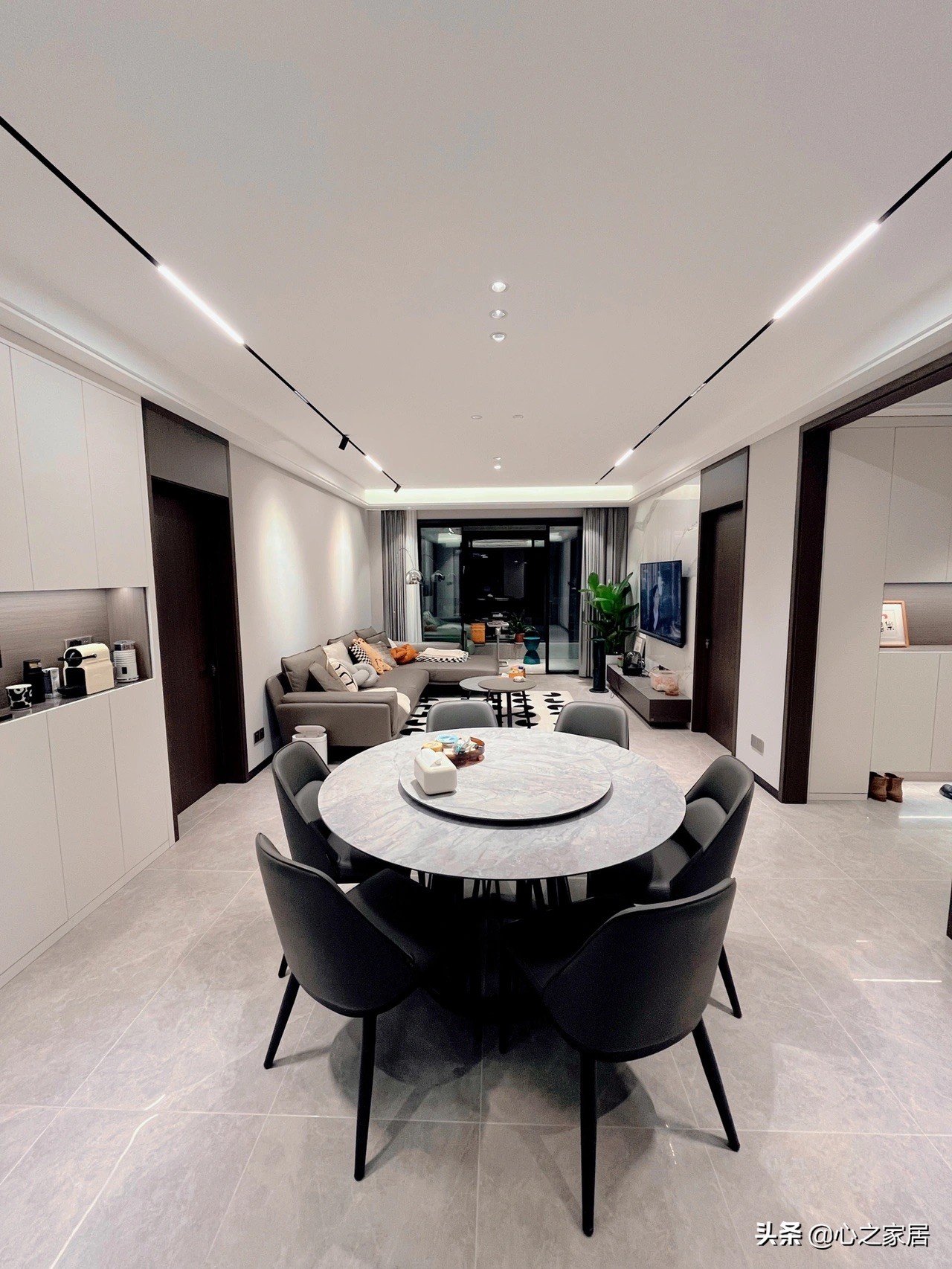 主灯设计,但吊顶时安装了一条超长的磁吸轨道灯,从客厅直接伸展到餐厅