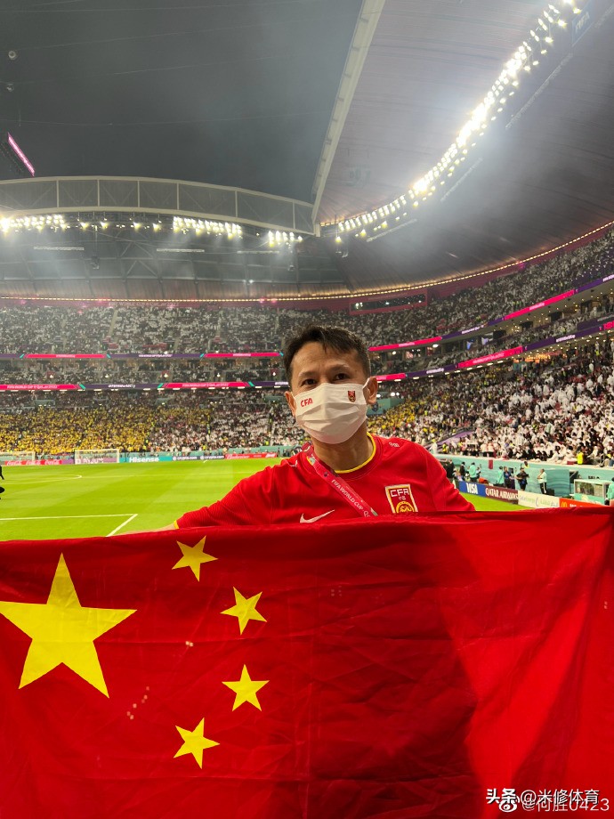 “退钱哥”在世界杯戴口罩展示五星红旗，却被骂博眼球丢人现眼