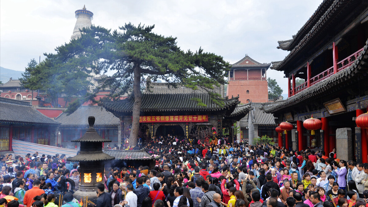 盘点全国10大求财最灵的寺庙，前仨歪果仁都喊真香，争着上头香