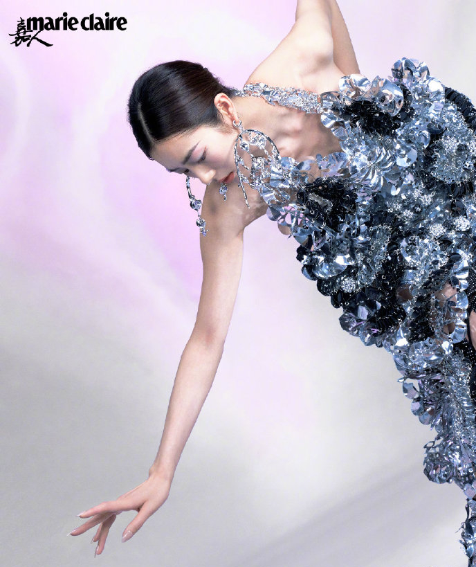 刘雯最新大片风格独特气场强 身材绝佳尽显超模气质