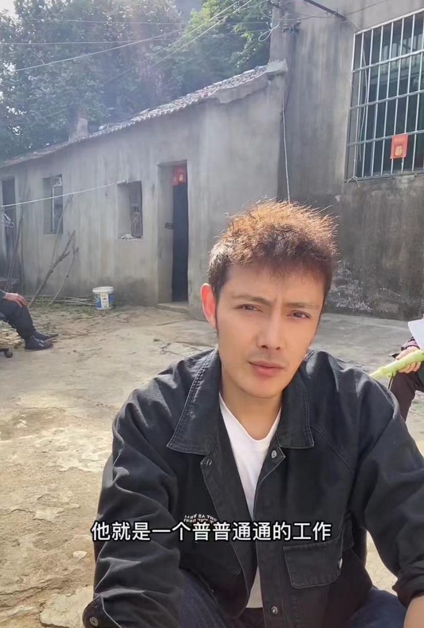 37岁男演员定居农村，下地干活浑身是泥，照顾九旬奶奶住简陋平房