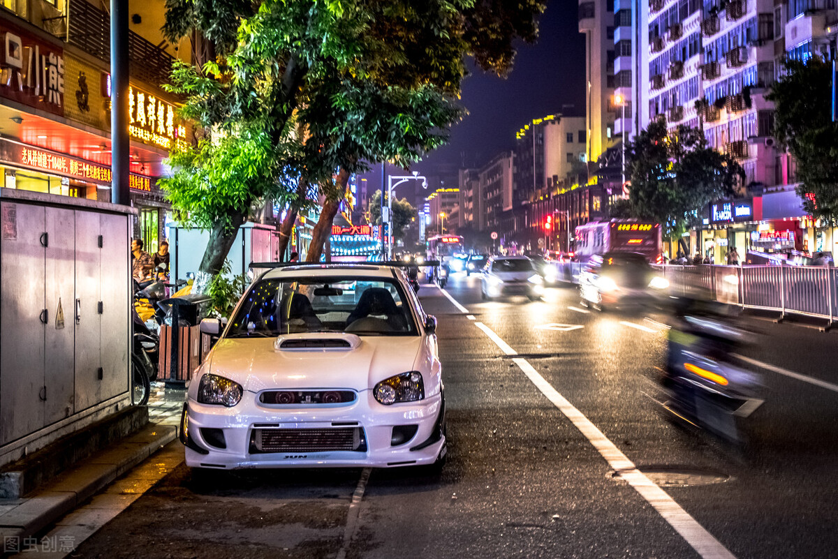 男子在车内侵犯妻子闺蜜遭反抗主动放弃，闺蜜告诉男子妻子后案发