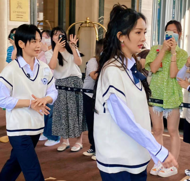 周笔畅杨幂密逃路透！学院风造型显清纯，大幂幂插兜走路又甜又拽