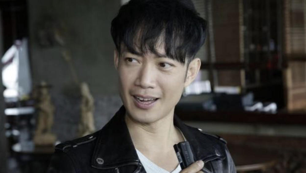 敖嘉年自由身多出路，新剧《野人老师》备受期待，不介意回TVB