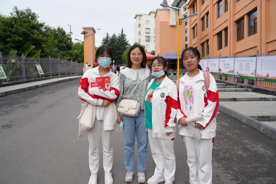 马上进考场了,再听妈妈一句嘱托▲毕节一中门口,为考生加油的家长