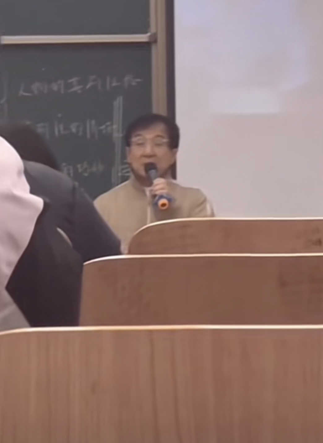 67岁成龙现身武汉高校上课，获百人迎接排场大，亲切打招呼无架子