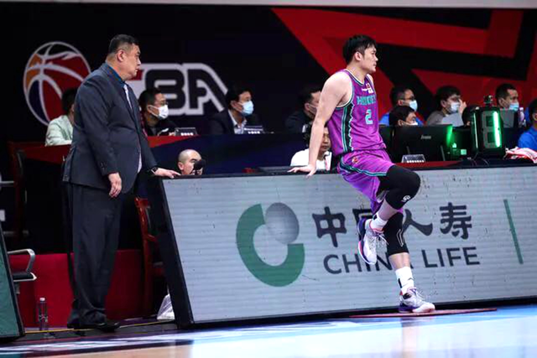 丁彦雨航为什么不打nba了(王晗给山东高速男篮带来惊喜，丁彦雨航签约出走为何却悄无声息？)