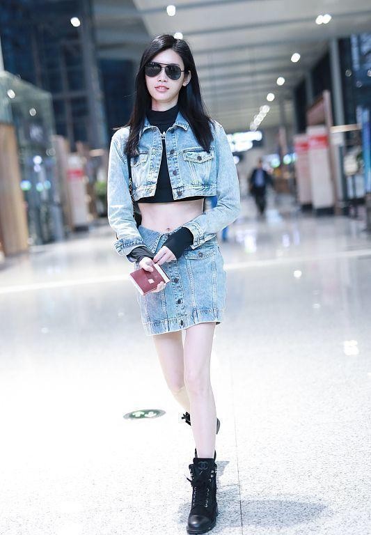 奚梦瑶的状态真不错，穿牛仔套装露出腰腹，身形真挺娇小的