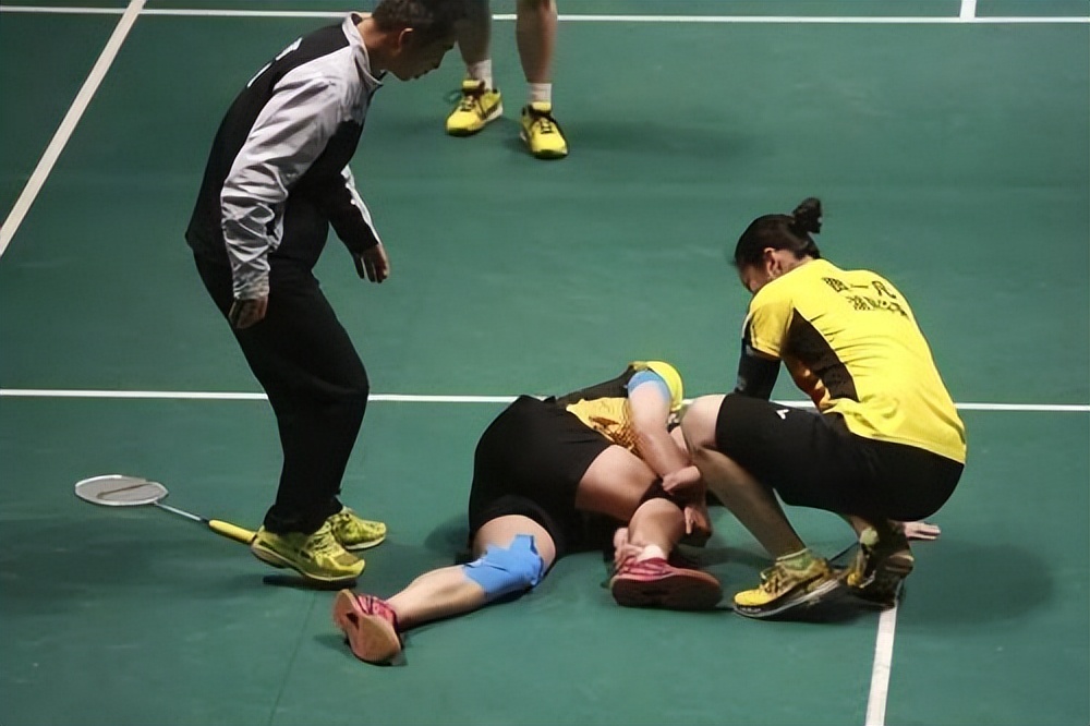 羽毛球比赛不慎误伤到队友，导致对方眼睛受伤，是否需要补偿？