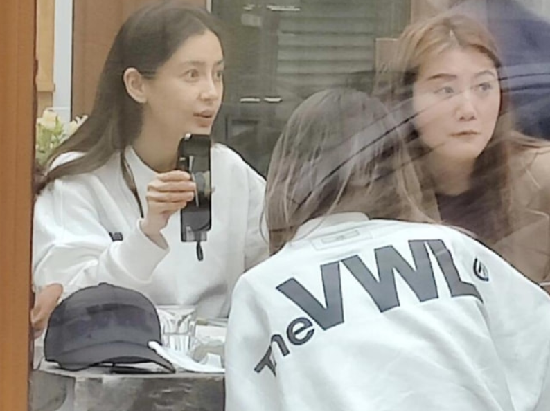 Baby素颜出游被偶遇!皮肤白皙身材纤瘦,叉开腿拍游客照太真实