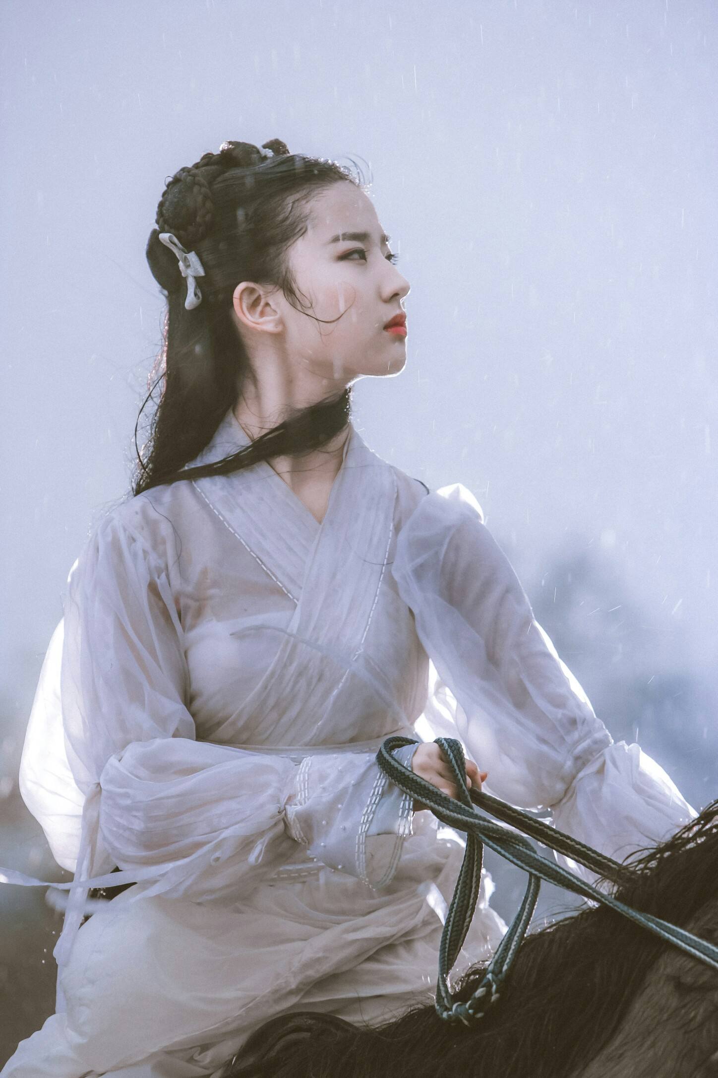 同样"倾国倾城",刘亦菲却没有张柏芝好运,也没有张曼玉的好命