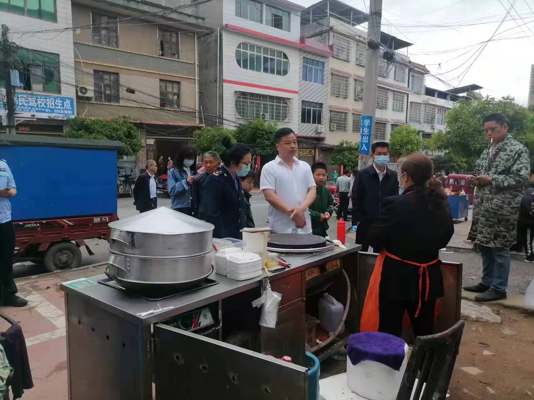 荷香桥镇开展校园周边食品安全和摩托车、电动车安全守护专项行动