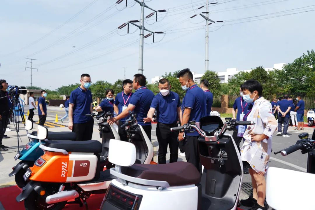 狂拽酷炫力炸天，小刀拉动10吨、12米长大货车