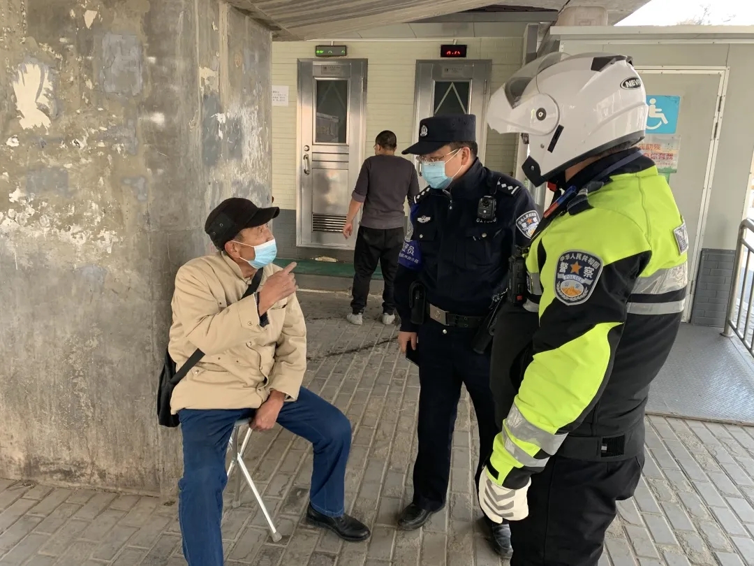 “警察同志，感谢你们背我回家”