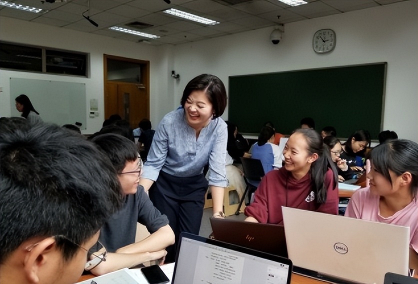 ​清华大学清一色的“苹果电脑”，引起众人嘲讽，网友评论值得深思