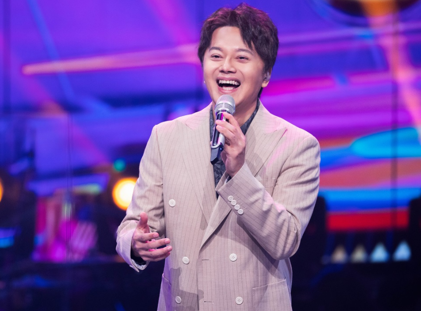 台湾歌手获得内地居住证！持证件难掩兴奋，52岁靠商演年赚3百万