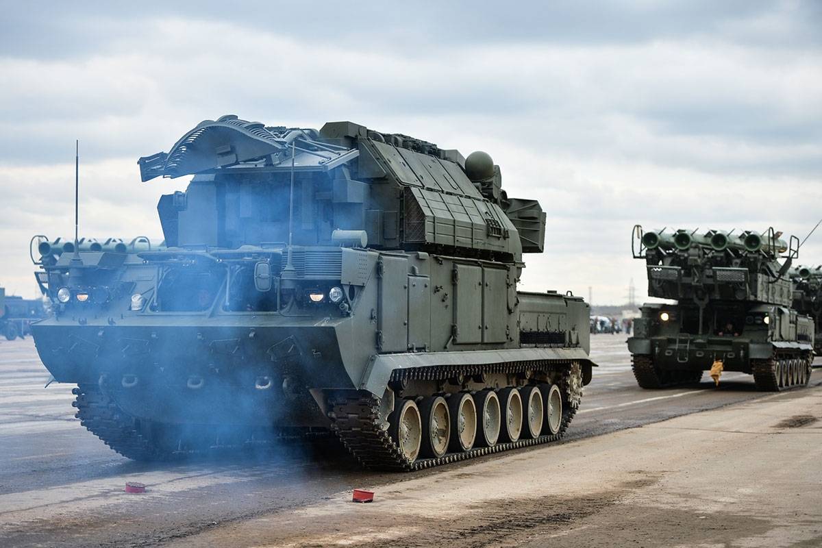 不同型号拦截弹承担起拦截任务,中近程防空采用9m96,9m96d和9m100导弹