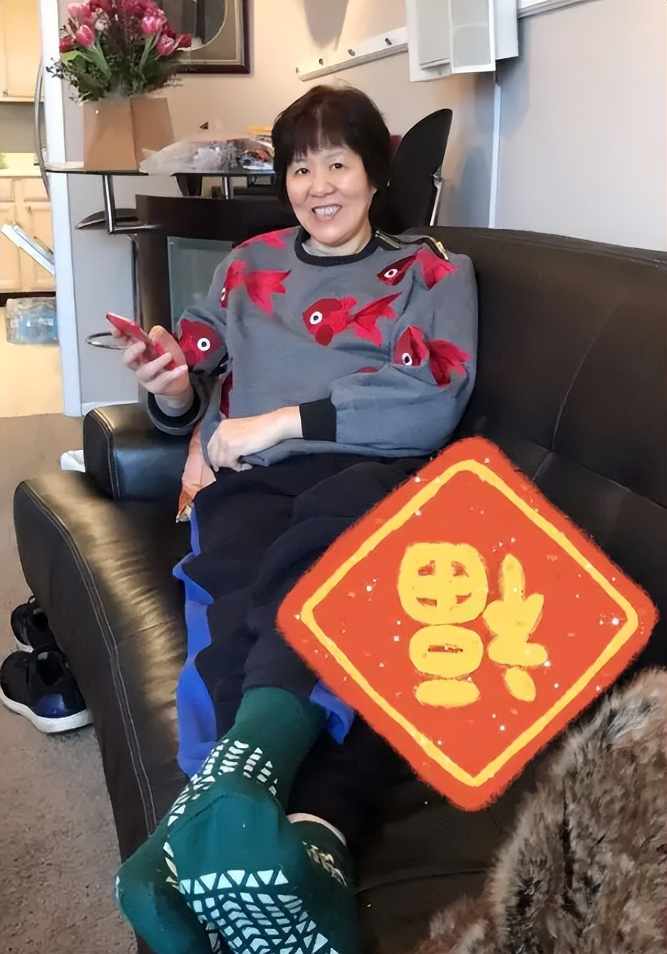 61岁郎平学校引围观！穿平底鞋比男生高一截，一双筷子腿十分抢镜