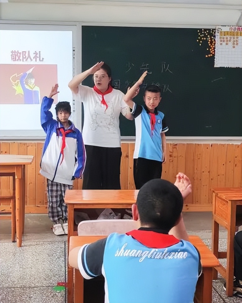双流特教校举行以“小蜗牛心向党 红领巾齐飞扬”为主题的入队活动
