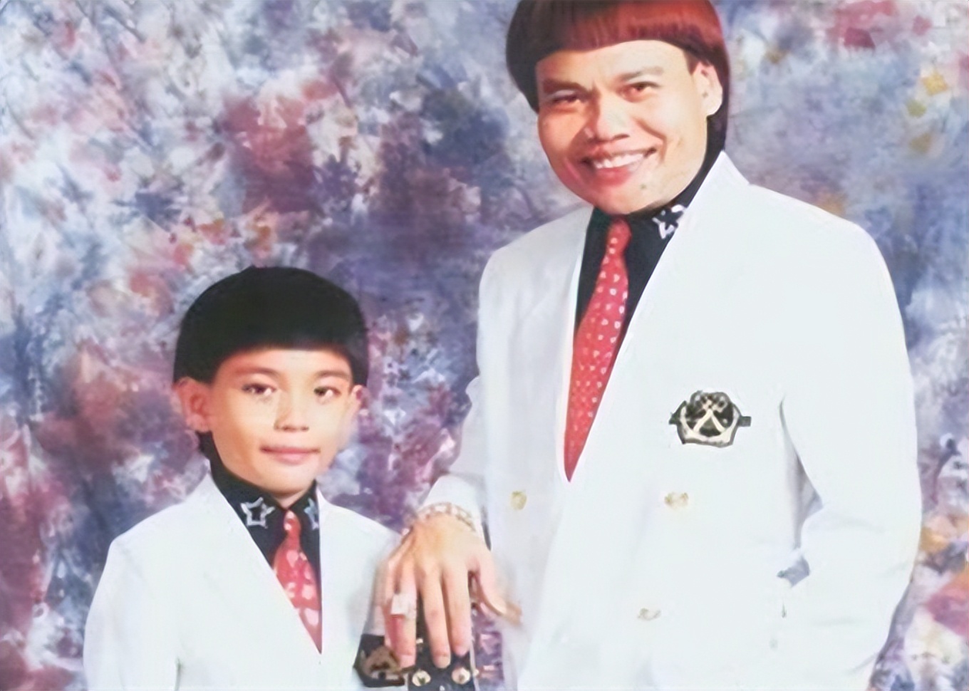 港星八两金长居内地！戴5件金器出镜显阔气，27岁儿子被赞很帅气