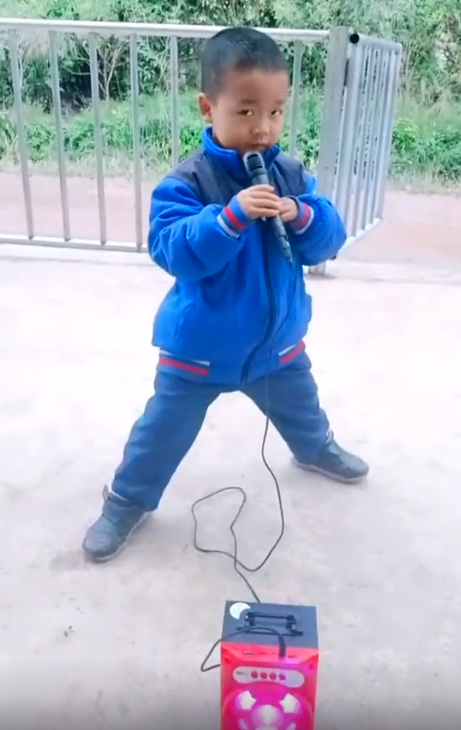 “未来歌神”：6岁农村萌娃“戏精附体”，靠模仿对口型唱歌走红