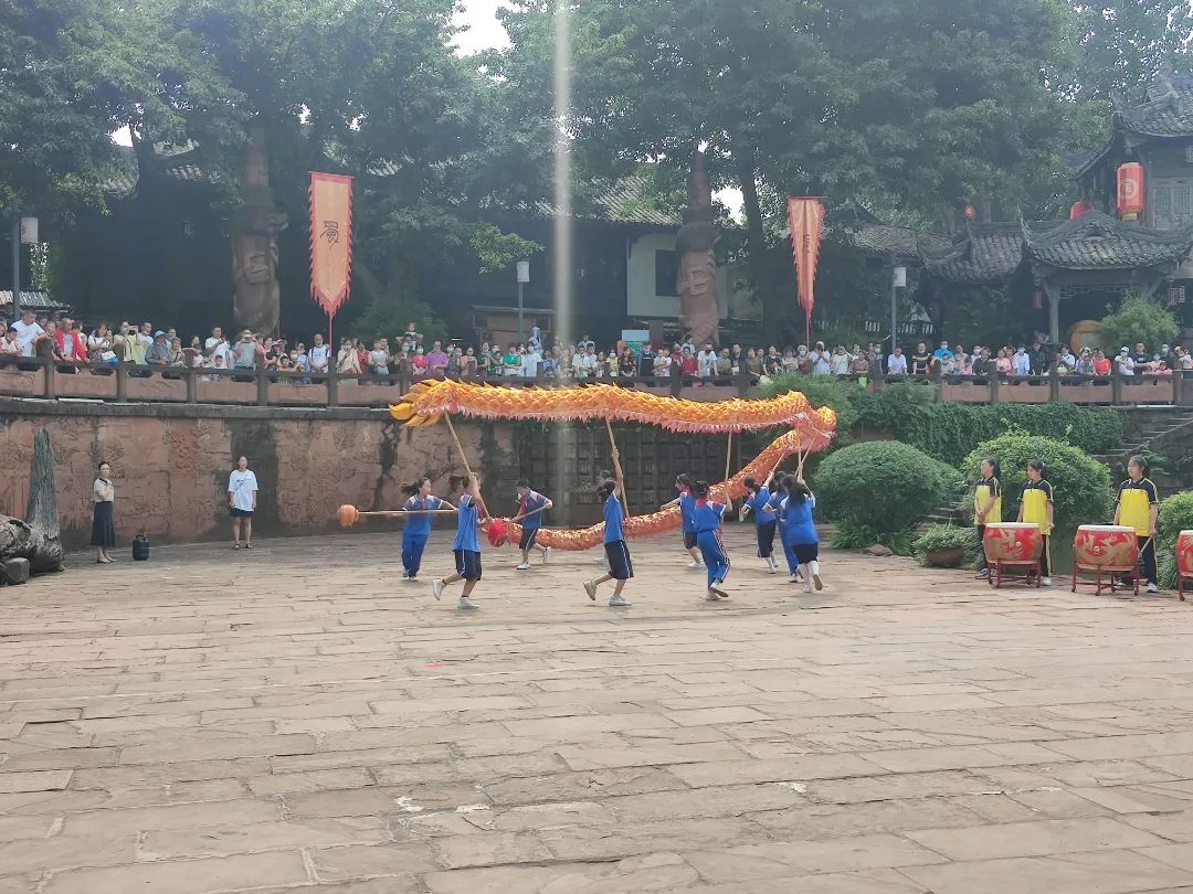 浓情端午 鼓乐龙腾——黄龙溪学校小龙队受邀参加景区文化展演活动