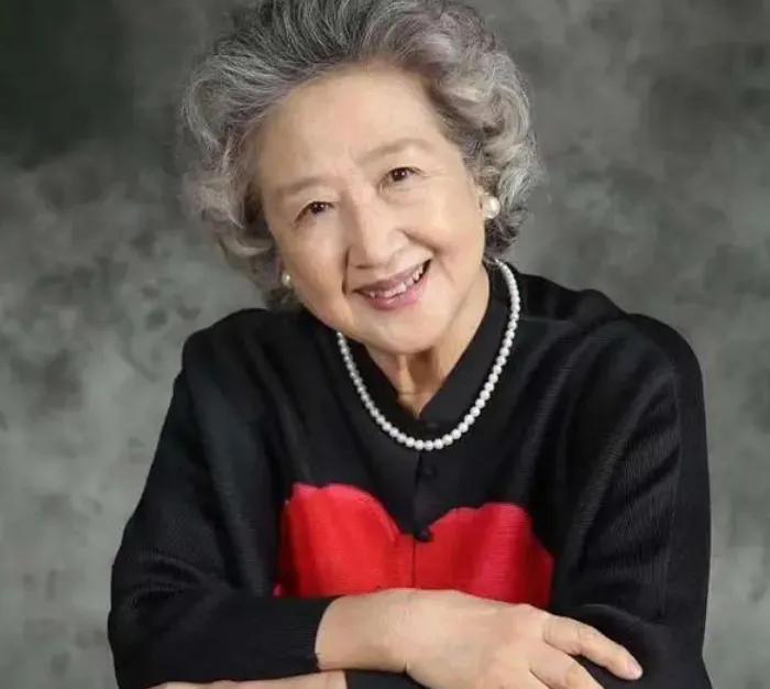 论真正拥有“微笑眼”的奶奶只服这6位，有人83岁还在演戏的路上