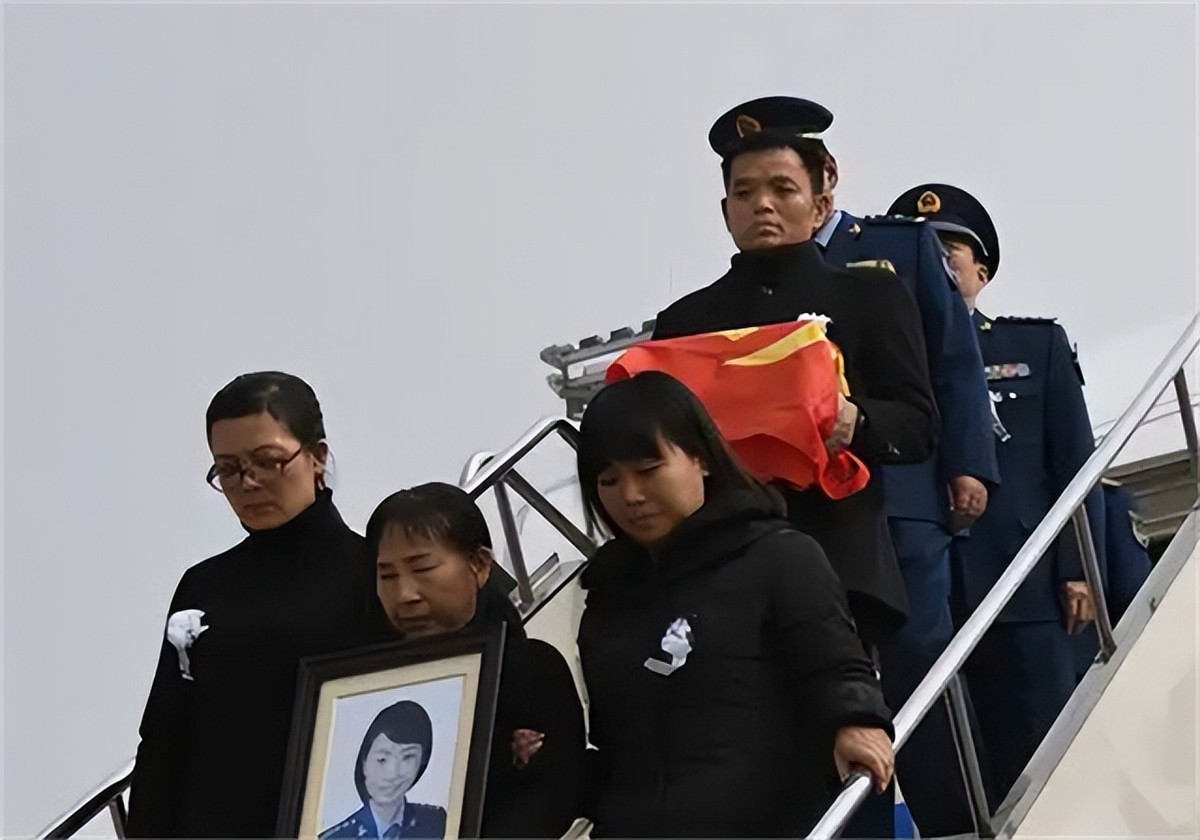 2016年首批歼击机女飞行员余旭，跳伞时因撞到僚机副翼，不幸牺牲