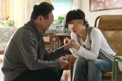 30年前我妈出轨，我爸带着我和弟弟讨生活，孤独一辈子也没有再婚