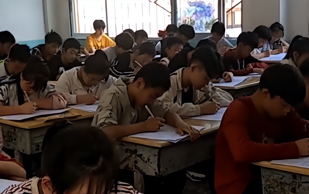 女婴被50岁老汉捡到，24年后身价千万，如今卖公司陪着养父去旅游