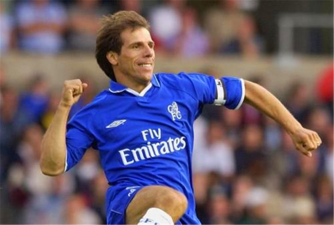 奥列纳,意大利足球运动员,司职前锋,曾效力于意甲那不勒斯足球俱乐部