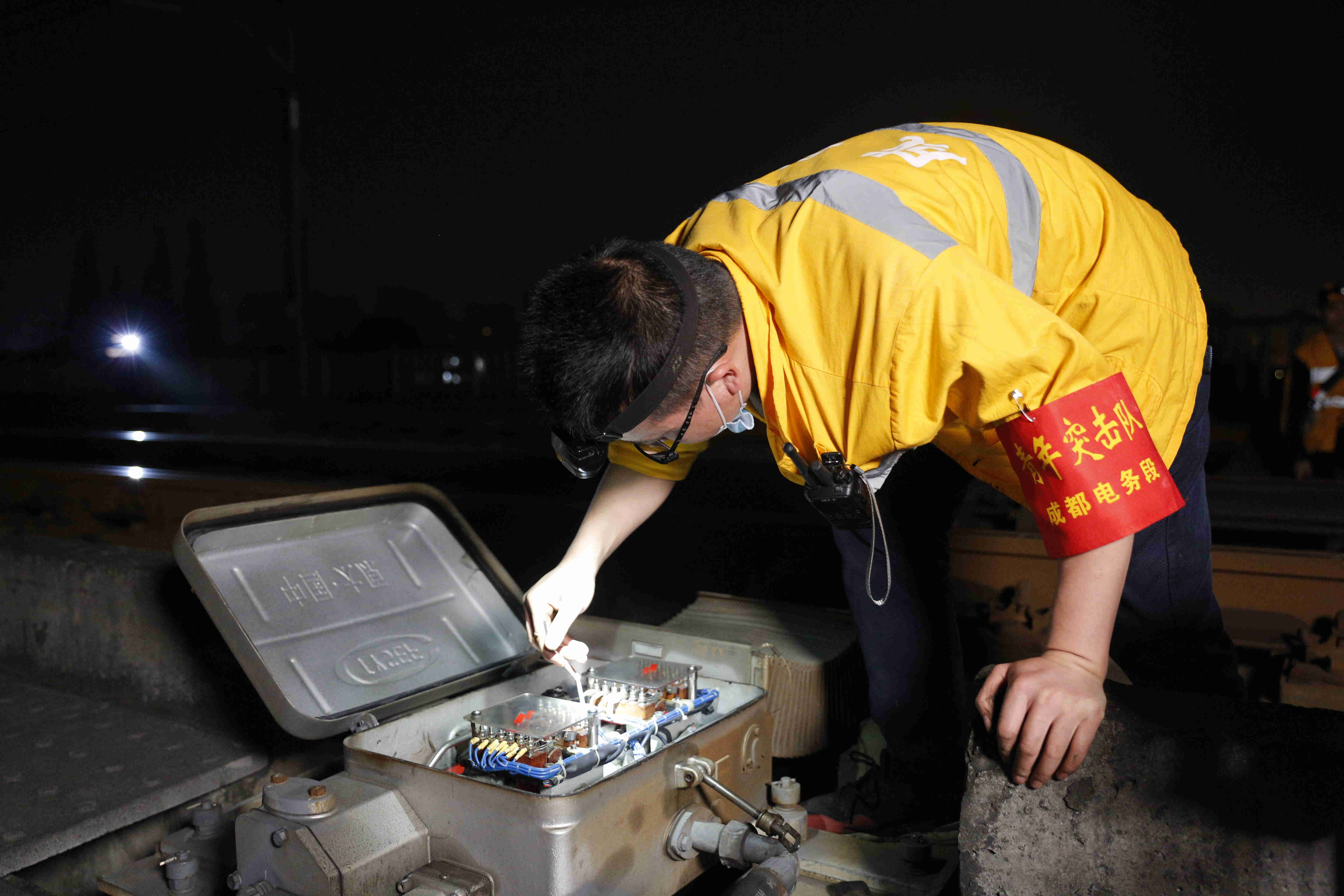 交广会客厅｜精调铁路道岔、优化防灾系统，夜空下的守护者未雨绸缪构筑防洪安全屏障