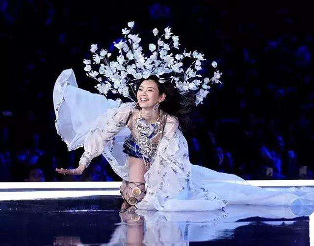 奚梦瑶t台走秀摔倒