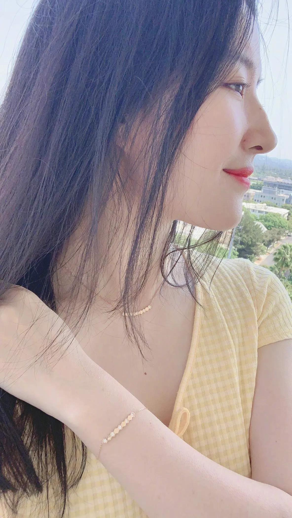 刘亦菲俏皮穿搭—别具一格，清雅脱俗，美到发光