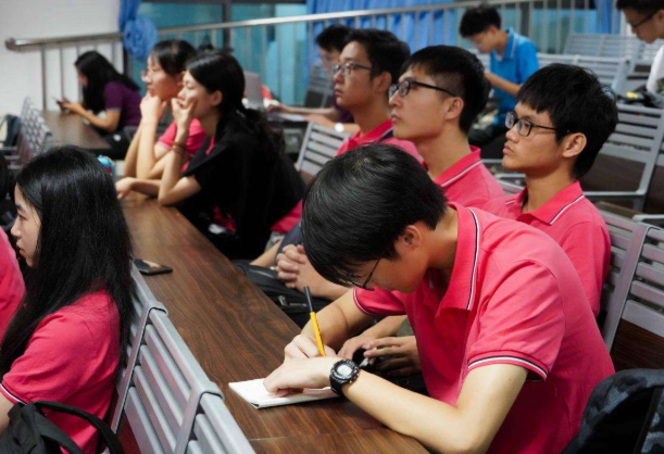 大学里存在的“潜规则”，辅导员不会明说，傻白甜的学生可要谨慎