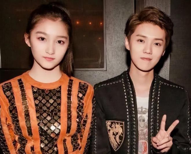 而这几年除了拍戏之外关晓彤在综艺中也是非常活跃,凭借着《王牌对