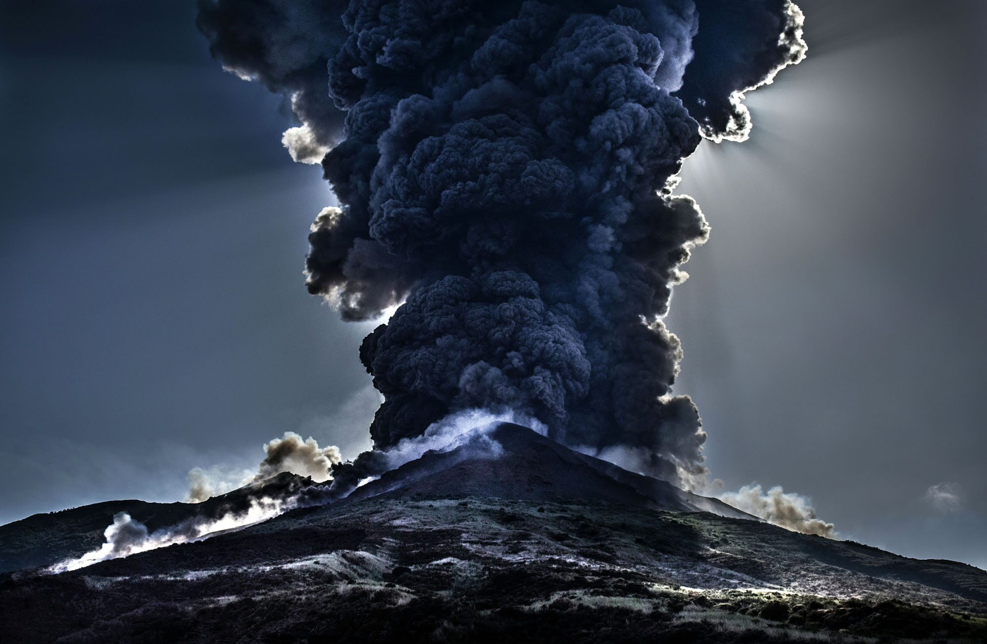 日本火山又喷发了!烟柱冲上1500米高空,富士山还安全吗?