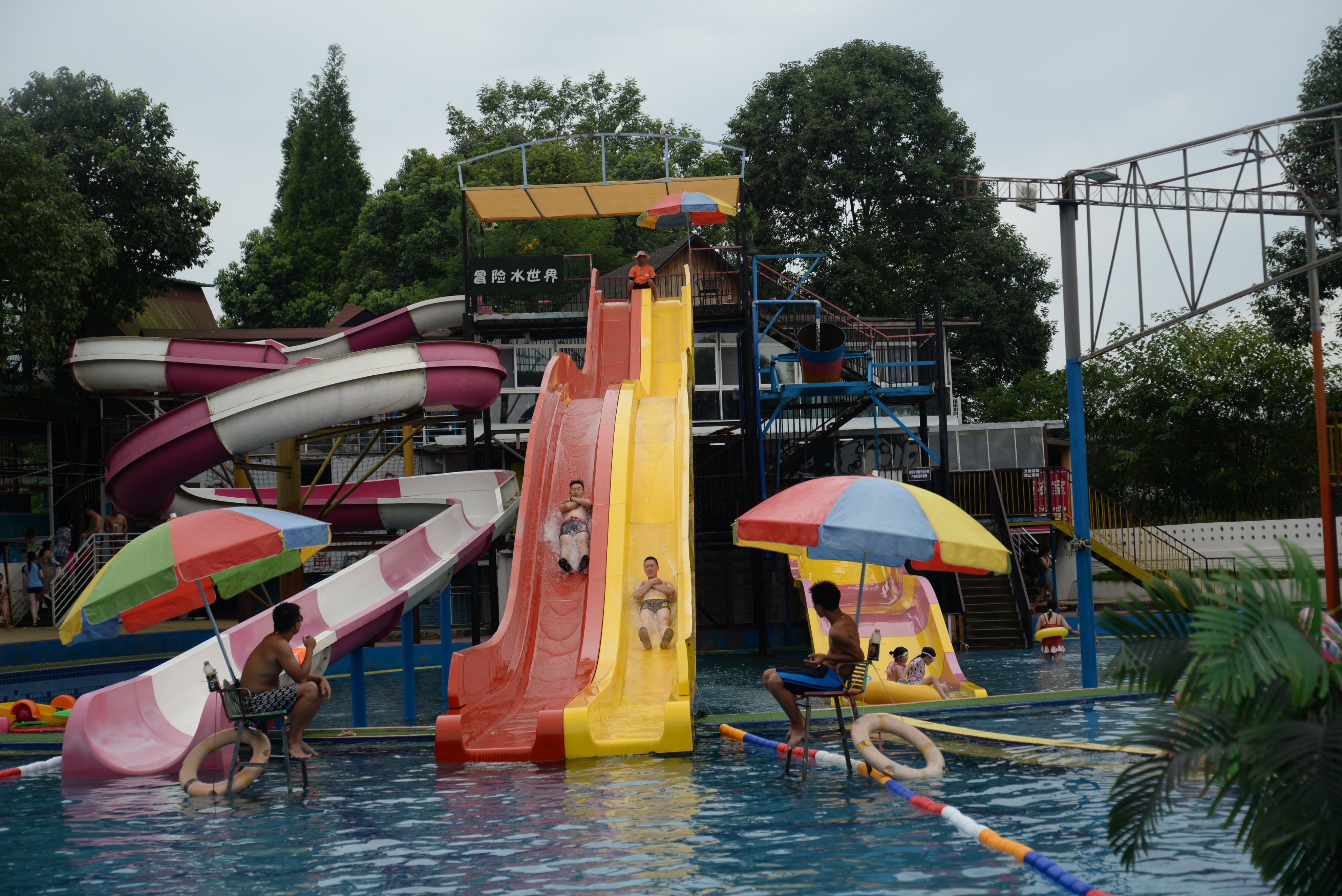 成都水上乐园「室内水上乐园」