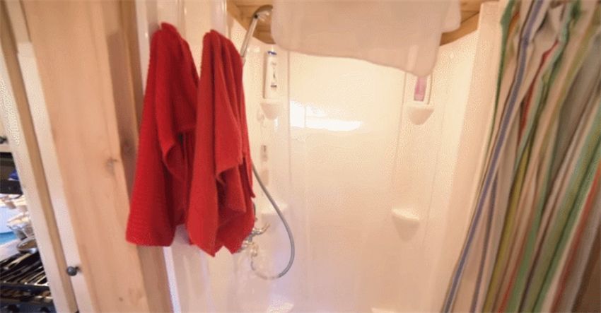 80岁奶奶从大房子搬进30㎡集装箱，只为过极简生活，网友：厉害