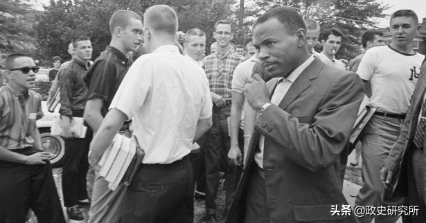 黑人留学生疯狂“猎艳”苏联女郎，遭苏联青年狂揍，引发黑人运动