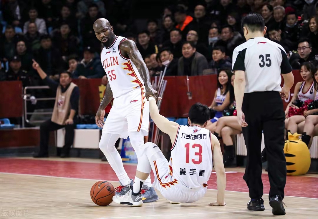 均为24球9助攻（厉害！34岁“老兵”场均砍24分9篮板9助攻，率队豪取9连胜）