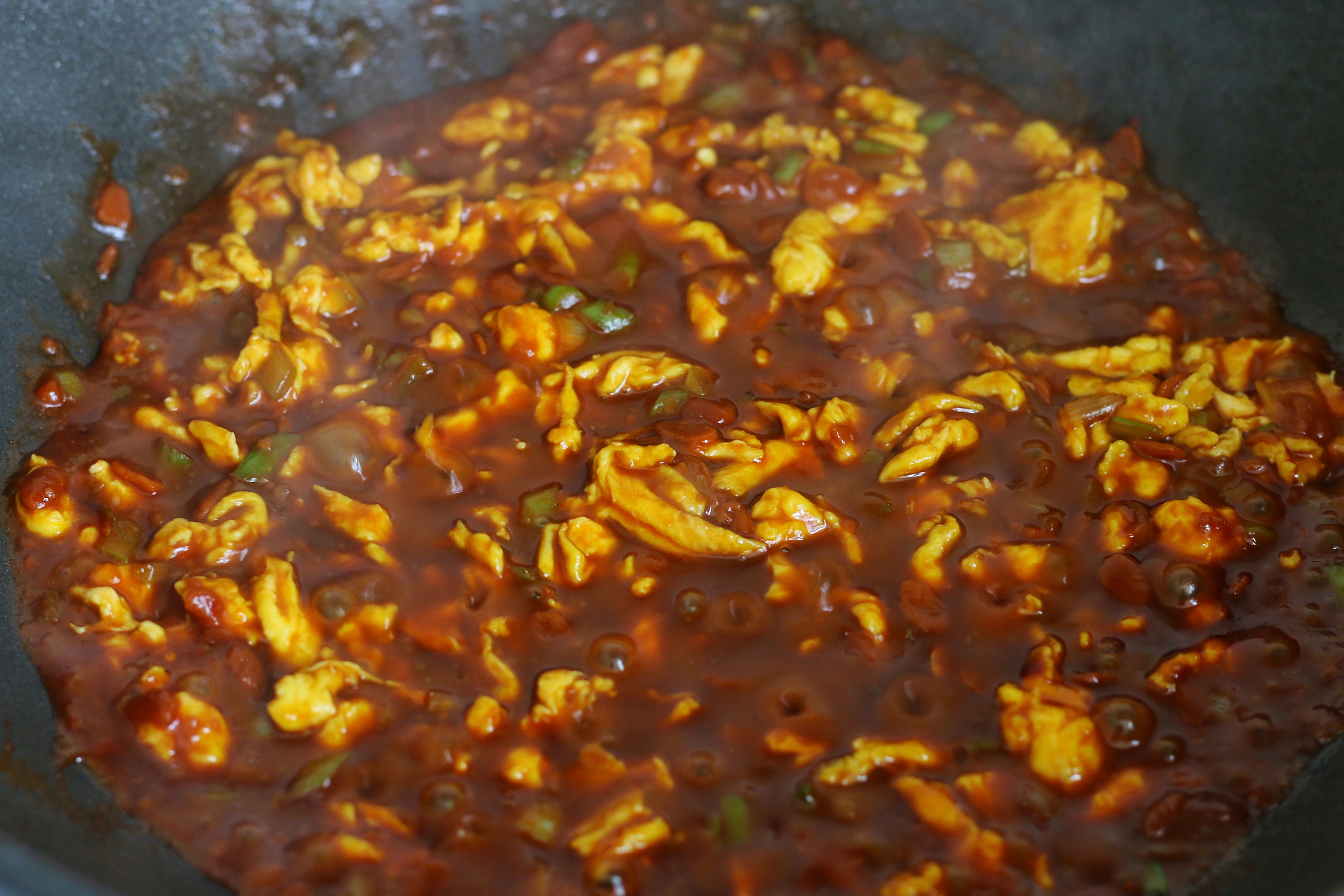 天热之后，这碗炸酱成了家人的心头好，蘸菜拌面都非常香